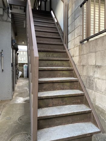 和光市　アパートの鉄骨階段塗り替え・廊下防水施工